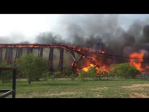 Domino cascade avec un pont en feu